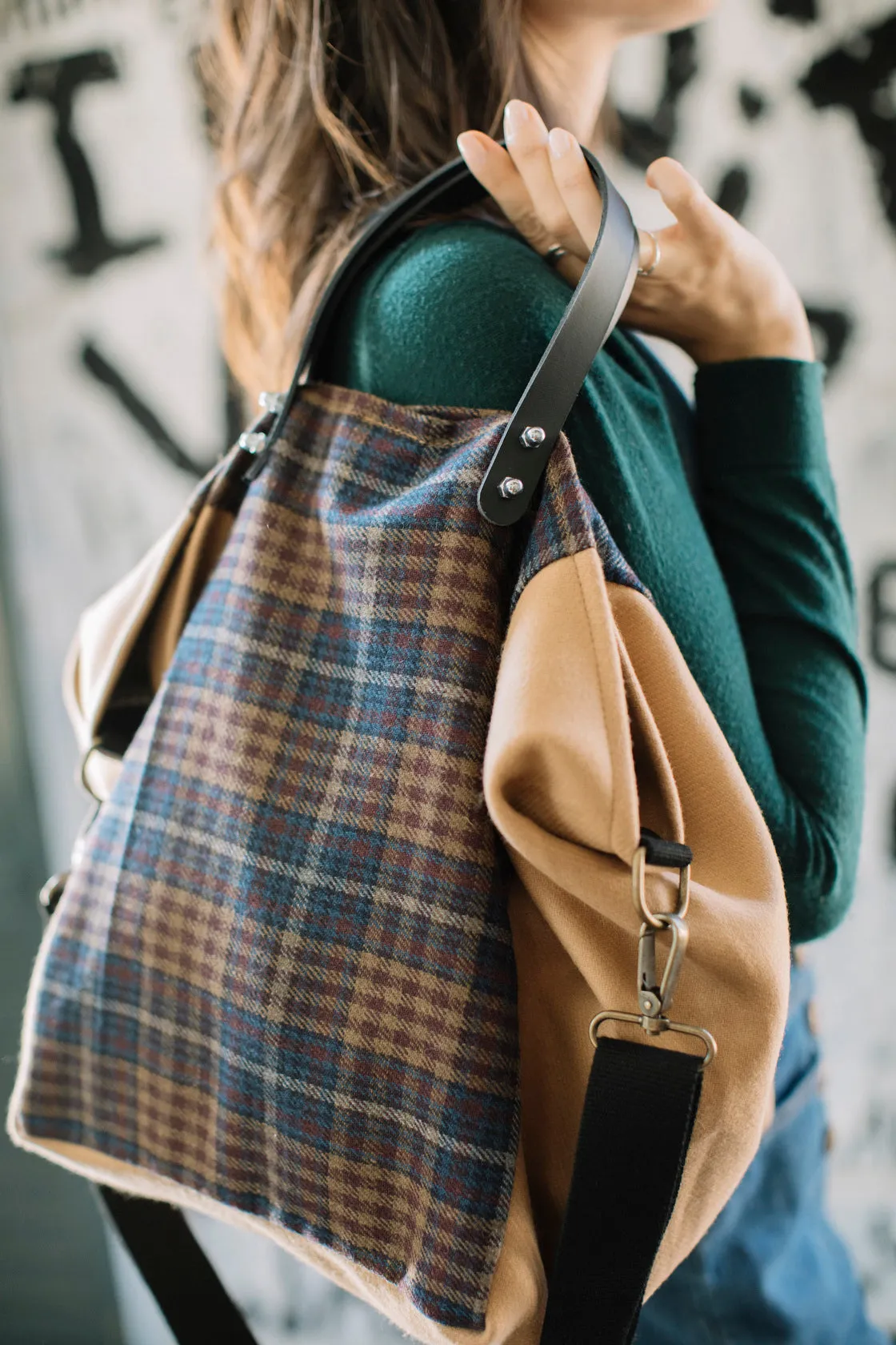 Bolso de lana con estampado escocés Camel