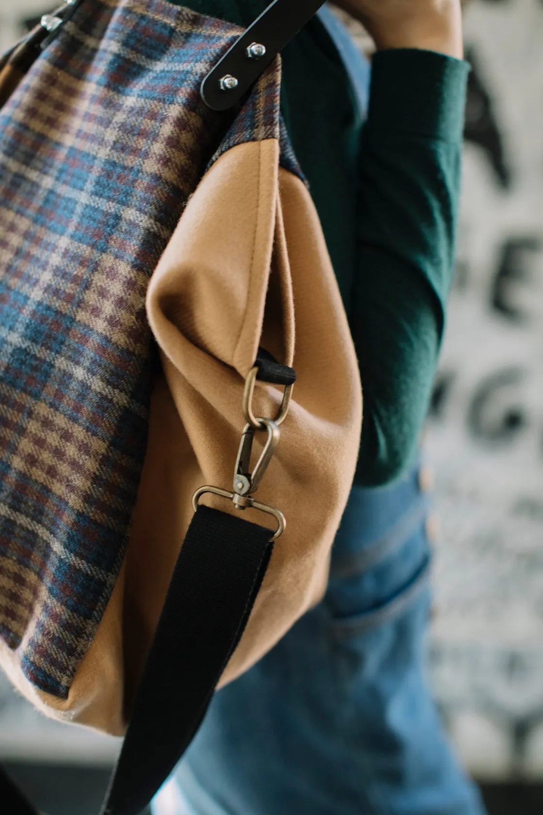 Bolso de lana con estampado escocés Camel