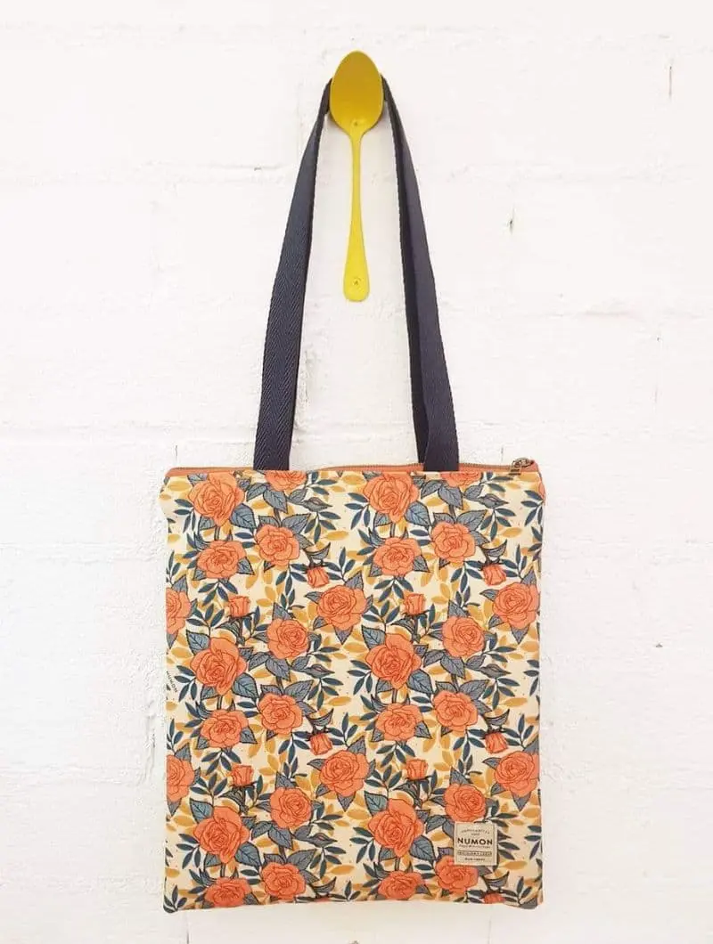 Bolso tote de tela reciclada con flores