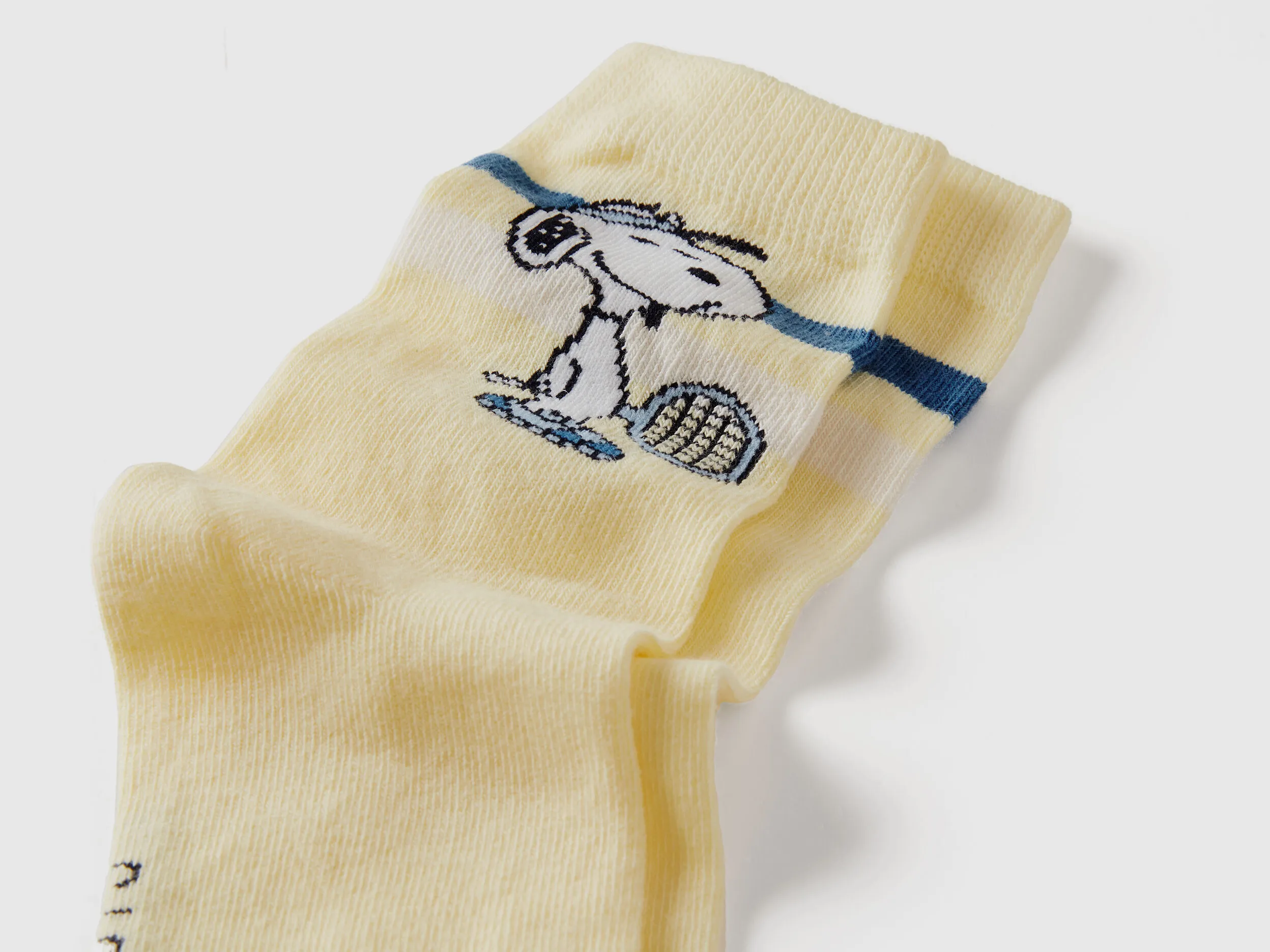 Calcetines amarillos de Snoopy ©Peanuts