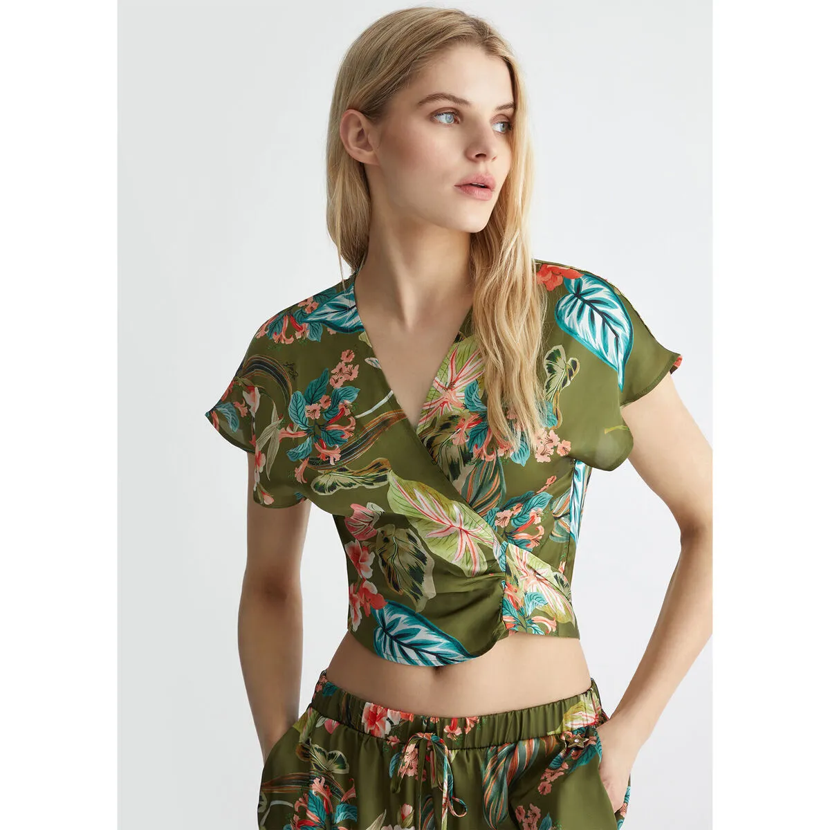 Camisa corta con estampado tropical