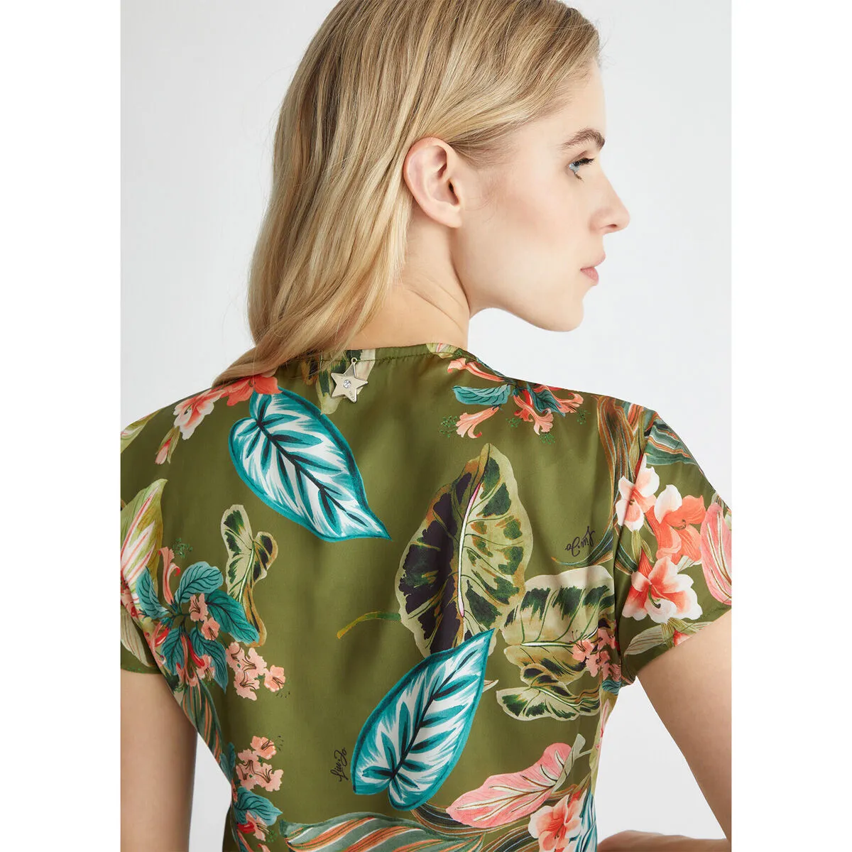 Camisa corta con estampado tropical