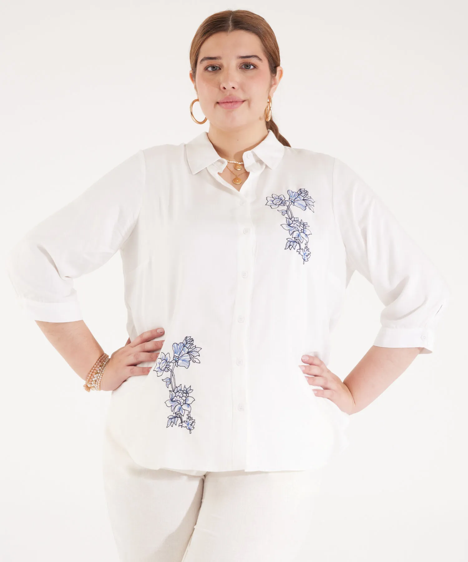 CAMISA UNICOLOR CON BORDADOS MANGA TRES CUARTOS