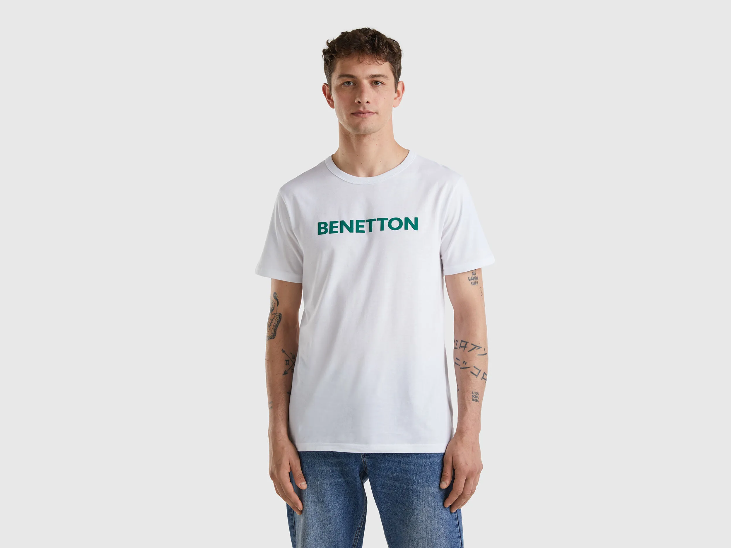 Camiseta blanca de algodón orgánico con logotipo verde