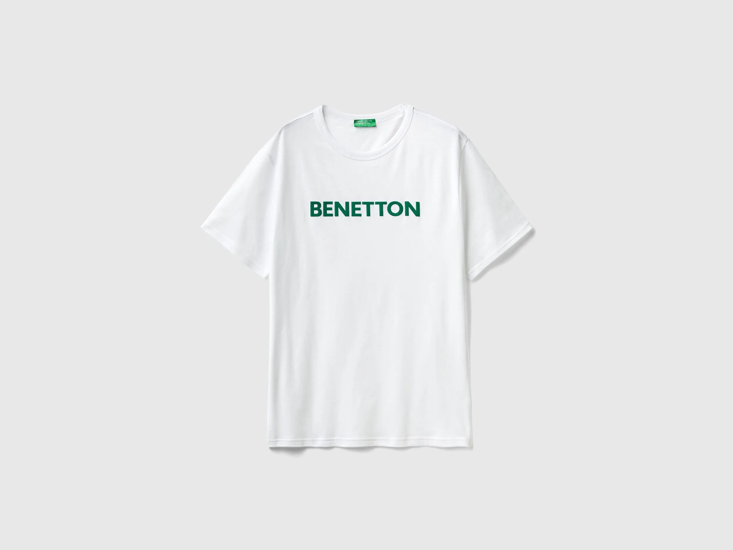 Camiseta blanca de algodón orgánico con logotipo verde