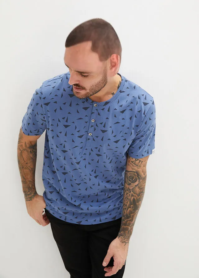 Camiseta con cuello henley Denim estampado