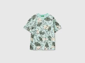 Camiseta con estampado tropical