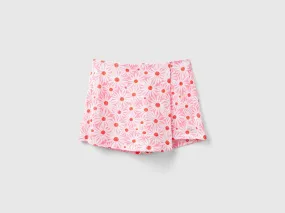 Falda pantalón rosa con estampado de flores