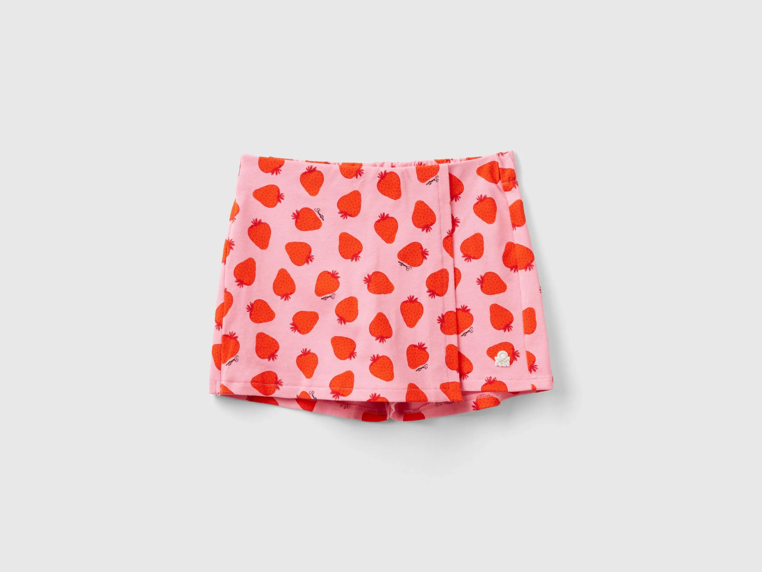 Falda pantalón rosa con estampado de fresas