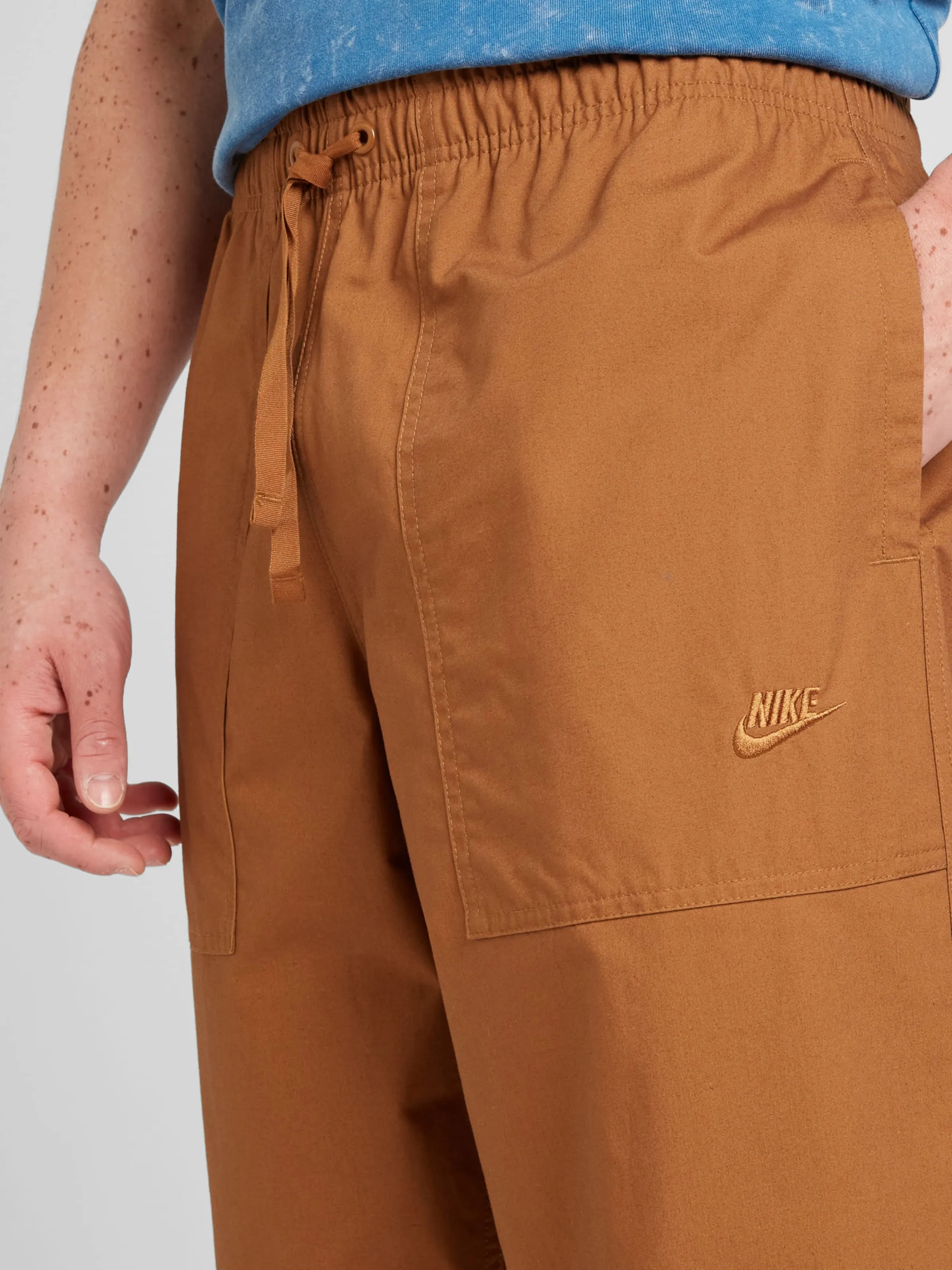 Loosefit Pantalón 'CLUB BARCELONA' Nike Sportswear en Sepia