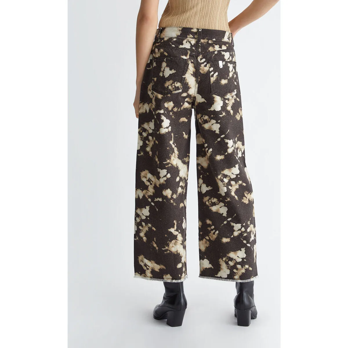 Pantalón acampanado con estampado