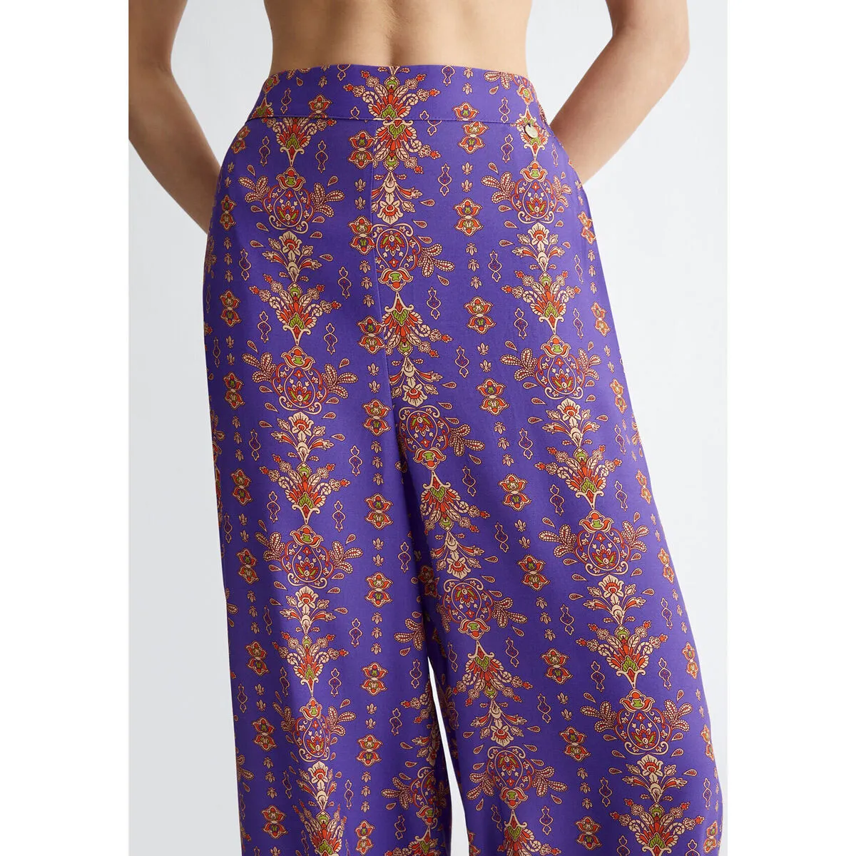 Pantalón ancho con estampado