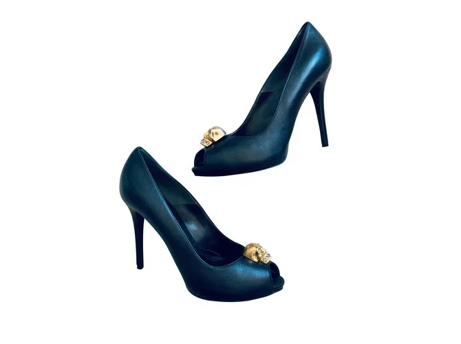 Peep Toe Alexander McQueen Gold Skull en cuero negro 