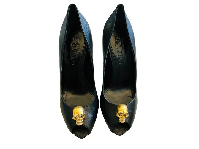 Peep Toe Alexander McQueen Gold Skull en cuero negro 