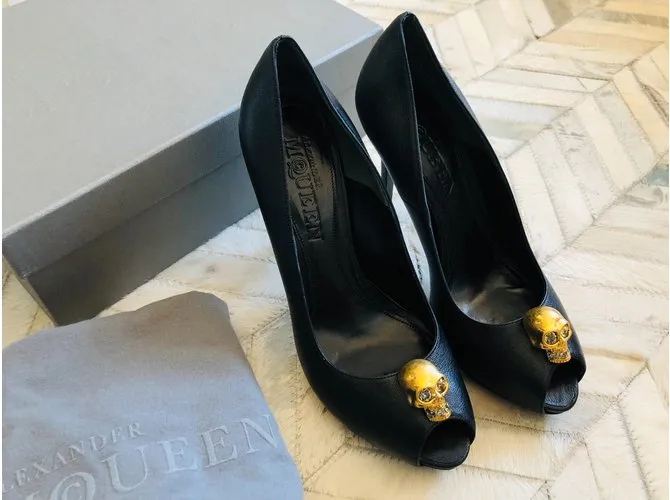 Peep Toe Alexander McQueen Gold Skull en cuero negro 