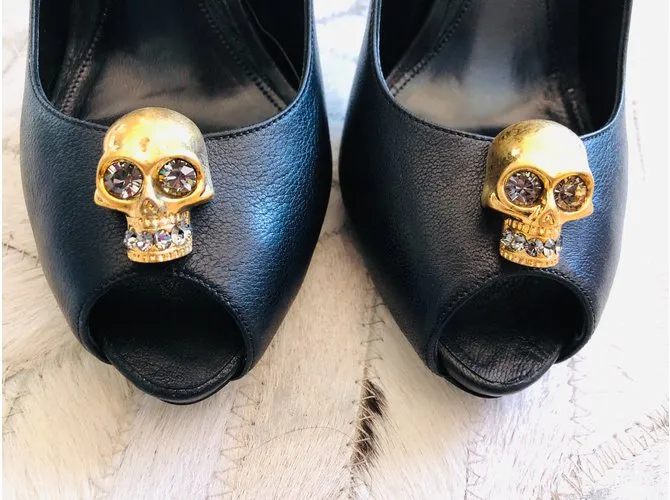 Peep Toe Alexander McQueen Gold Skull en cuero negro 