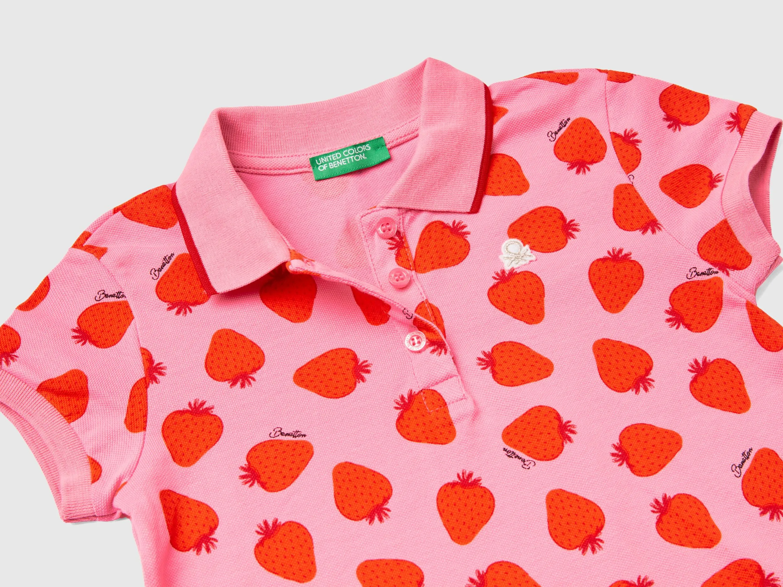 Polo rosa con estampado de fresas