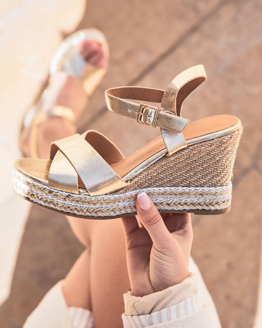 Sandalias de cuña para mujer en dorado - Victoria