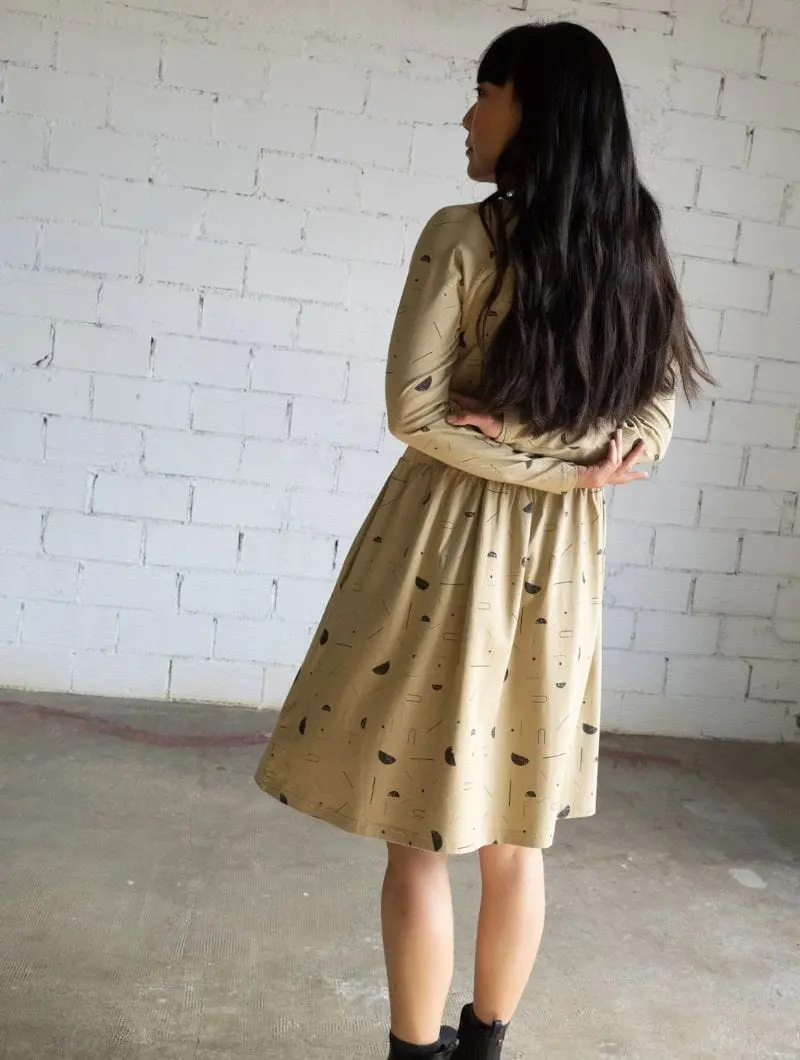 Vestido manga ranglán beige estampado sideral de algodón orgánico